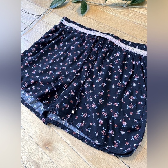 ⭐️2 FOR $20⭐️ Studio Floral Detail Shorts Size Small. EUC - Picture 5 of 9